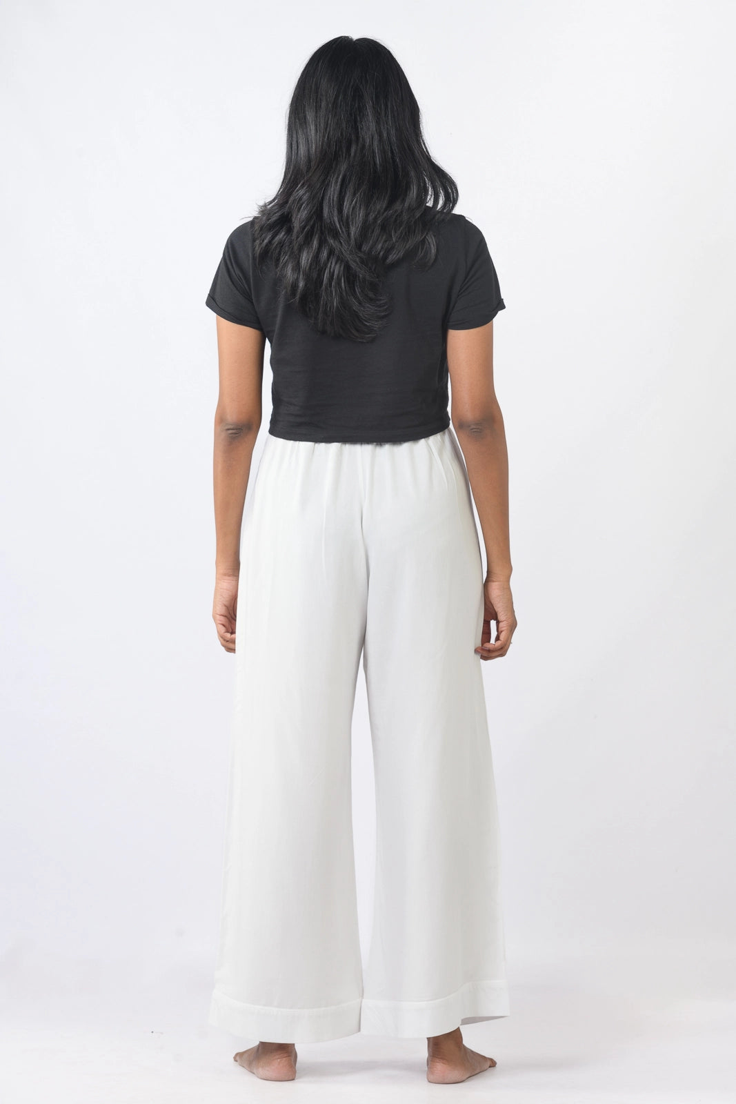 White high-waisted wide-leg pants. Trendy and comfortable all year round in Sri Lanka for a chic look.