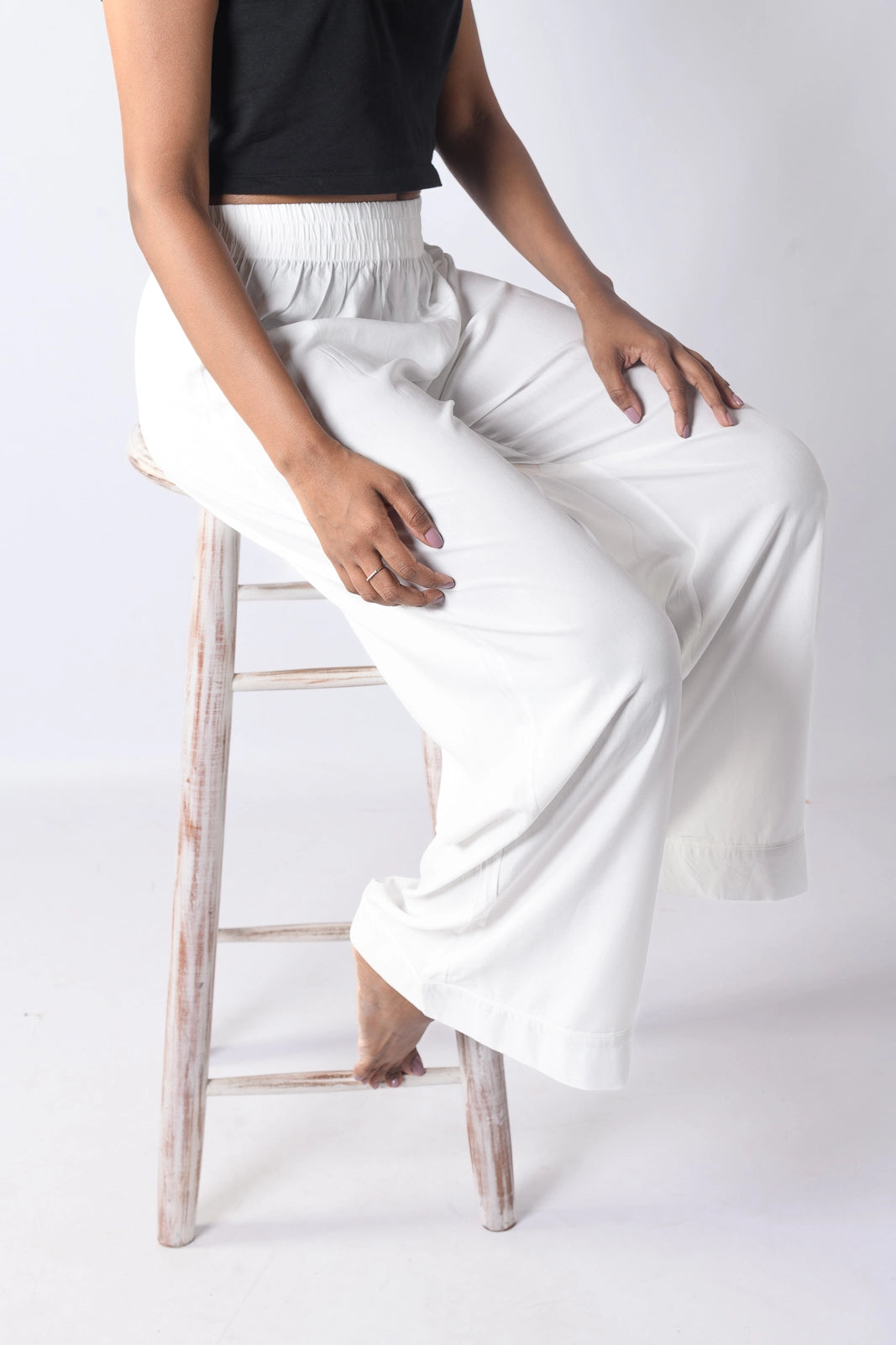 White high-waisted wide-leg pants. Trendy and comfortable all year round in Sri Lanka for a chic look.