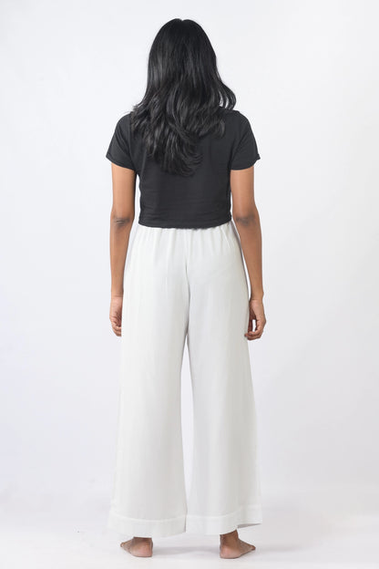 White high-waisted wide-leg pants. Trendy and comfortable all year round in Sri Lanka for a chic look.